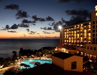 ホテル日航アリビラ  ヨミタンリゾート沖縄  | 西欧風美術館のような空間